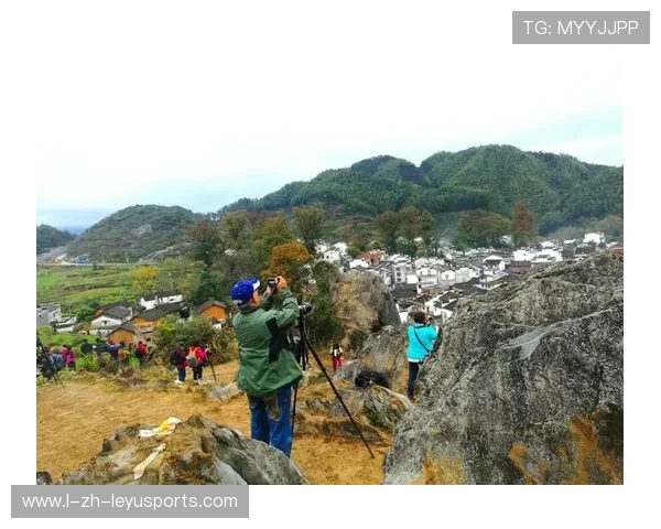 冲浪少年在大浪中滑倒仍能站回板上