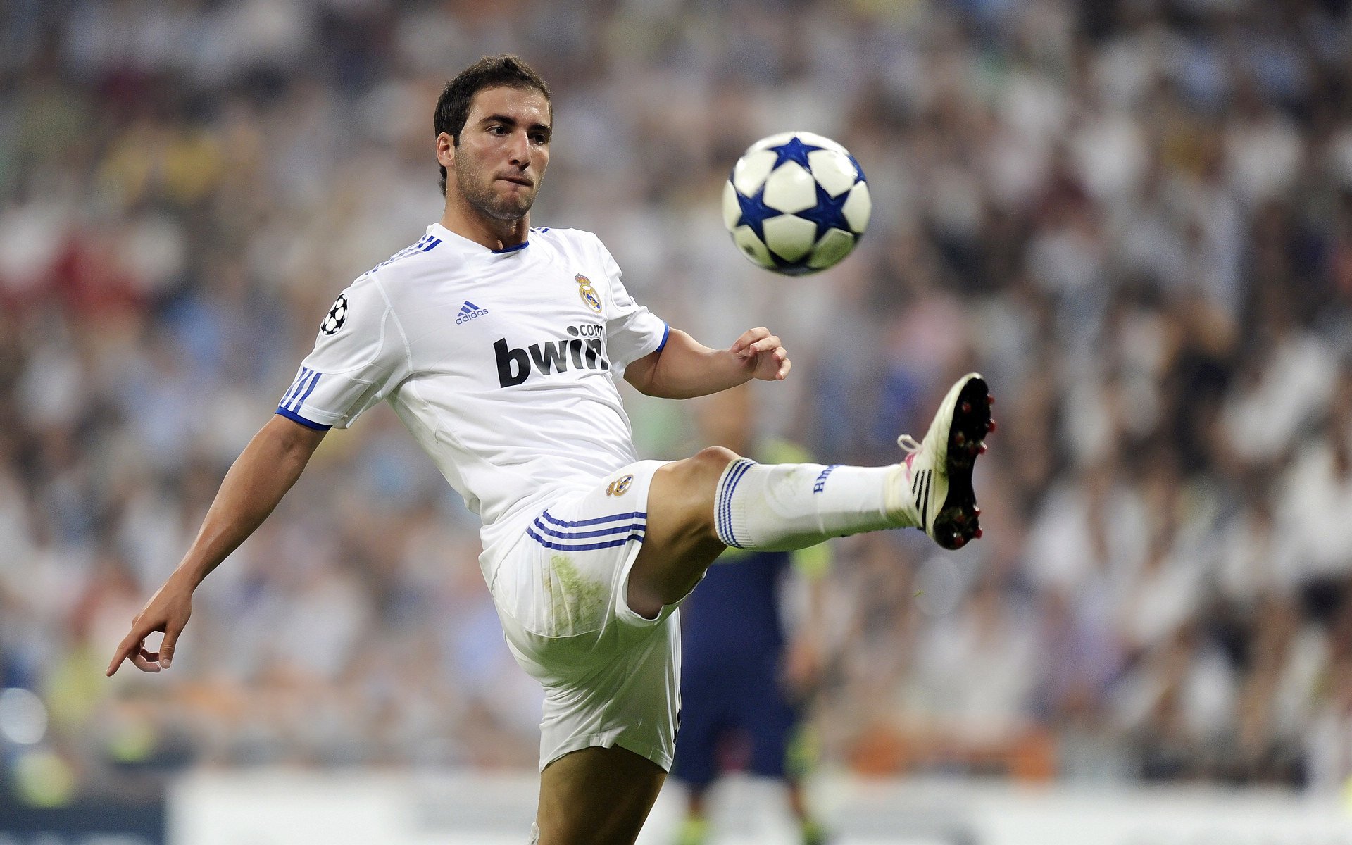 世界杯：球员在训练中穿戴GPS背心 记录每次冲刺与变向数据