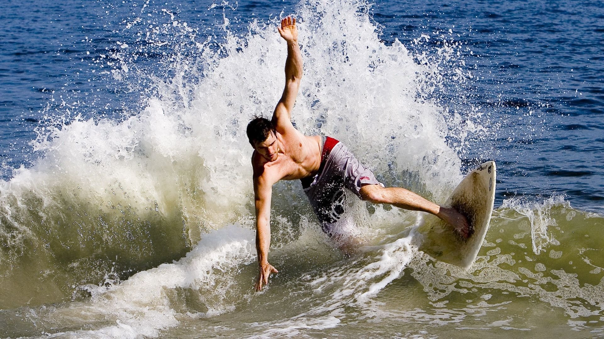 世界杯：电竞战队集体穿国家队球衣直播看球 粉丝弹幕刷屏国家口号